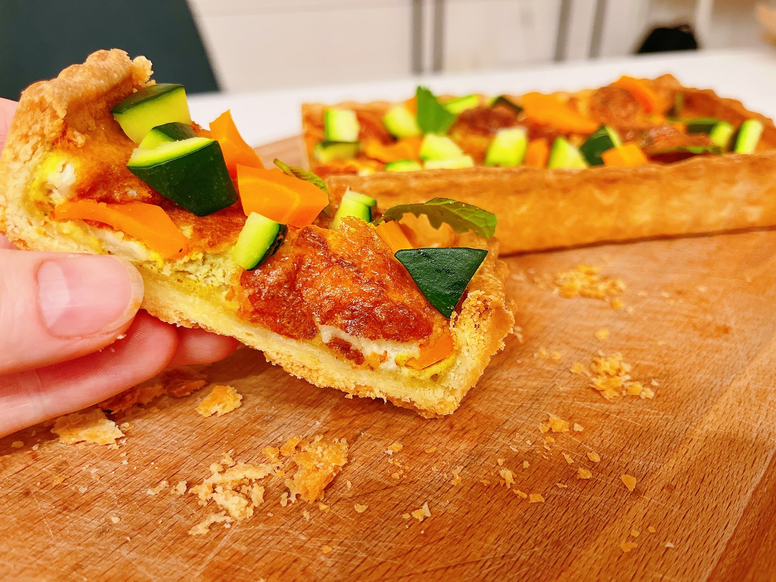 Part de quiche aux légumes montrant sa pâte faite maison