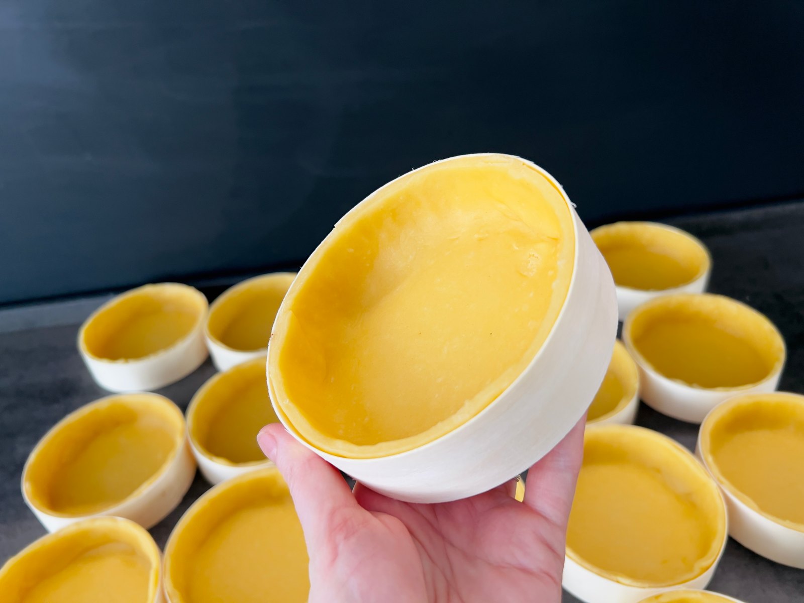 Fonds de quiches façonnés à la main dans leurs boîtes en bois
