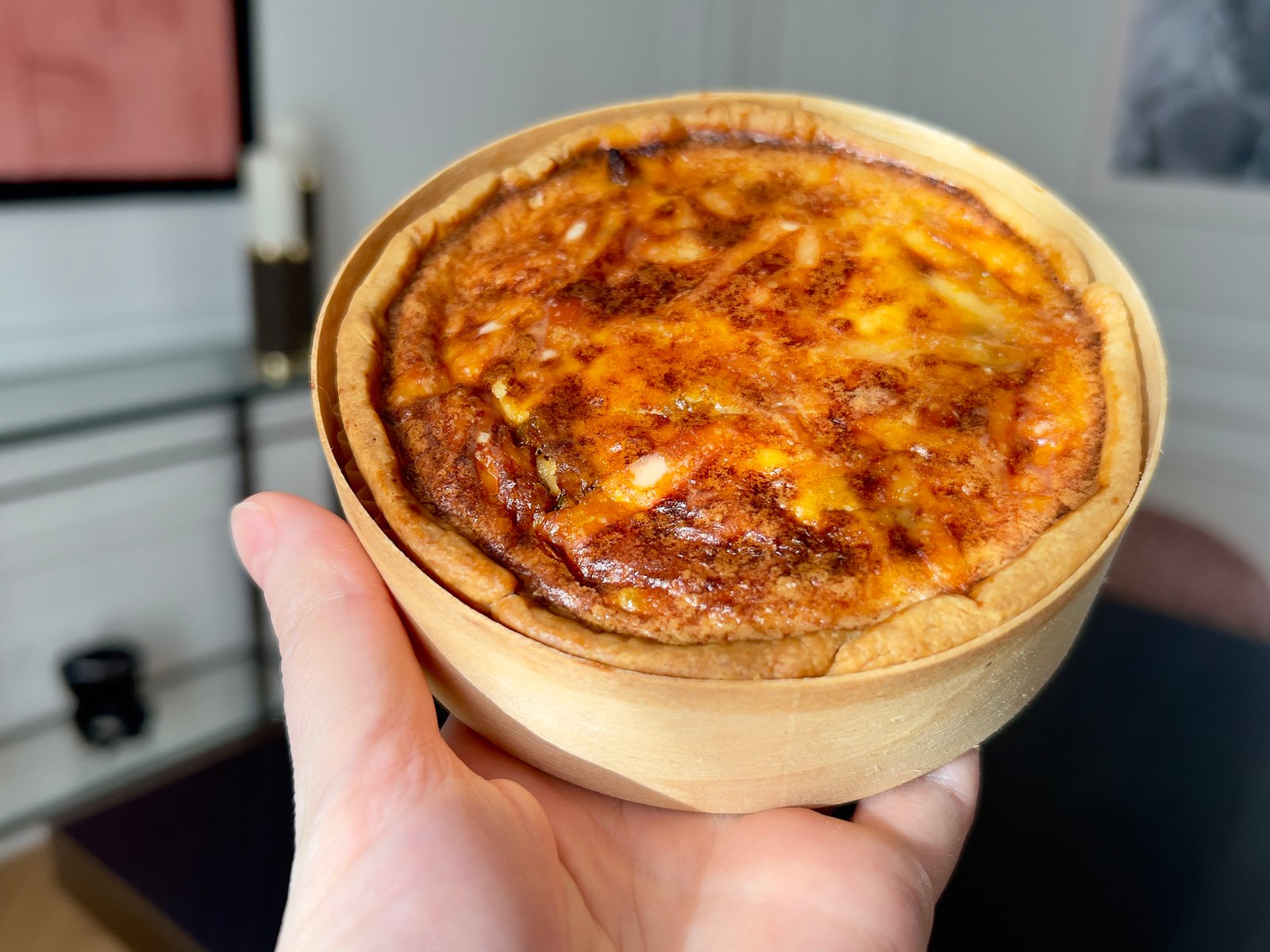 Quiche bolognaise aux pleurotes dans sa boîte en bois