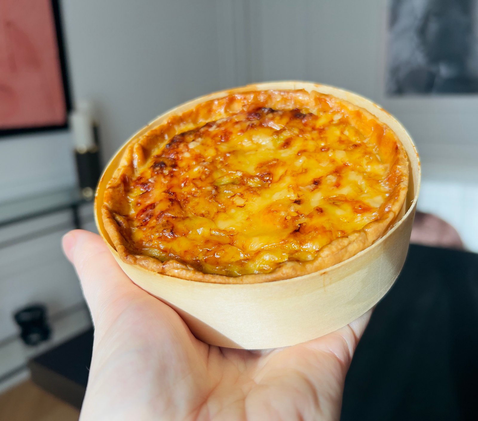Quiche fondue de poireaux dans sa boîte en bois